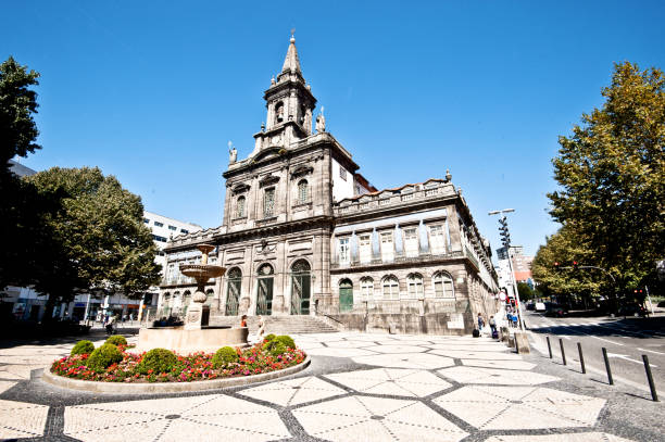 ポルト プラッサ ダ トリンダーデ、ポルトガルの教区教会 da サンティッシマ近く観光客トリンダーデ (三位一体教会) - 4724 ストックフォトと画像