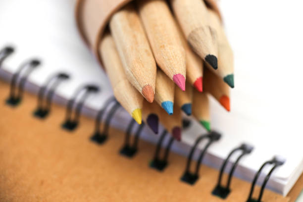 блокноты и карандаш-кейс с цветными карандашами - education pencil case individuality organization стоковые фото и изображения