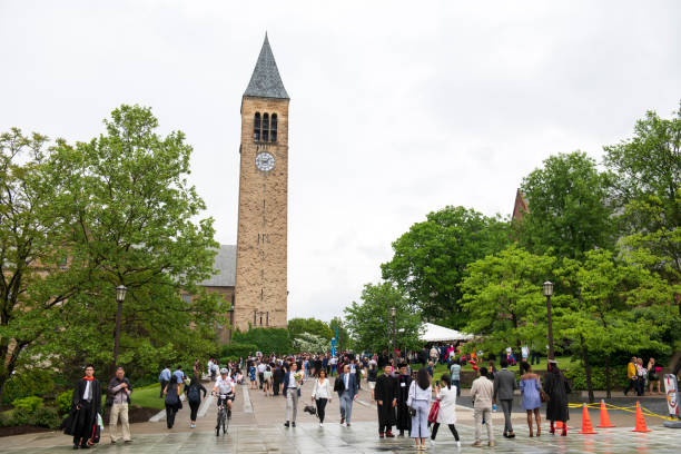 studenti e loro familiari riuniti dalla jennie mcgraw tower nel campus della cornell university il giorno dell'inizio - mcgraw foto e immagini stock