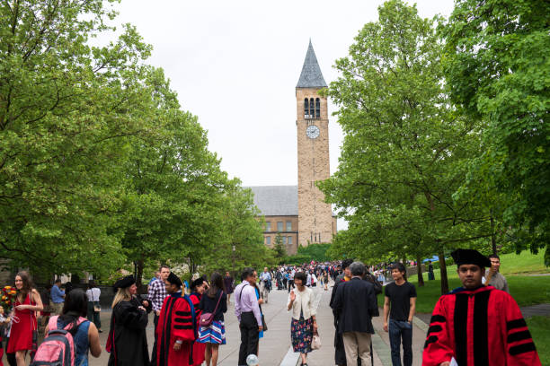 studenti e loro familiari riuniti dalla jennie mcgraw tower nel campus della cornell university il giorno dell'inizio - mcgraw foto e immagini stock