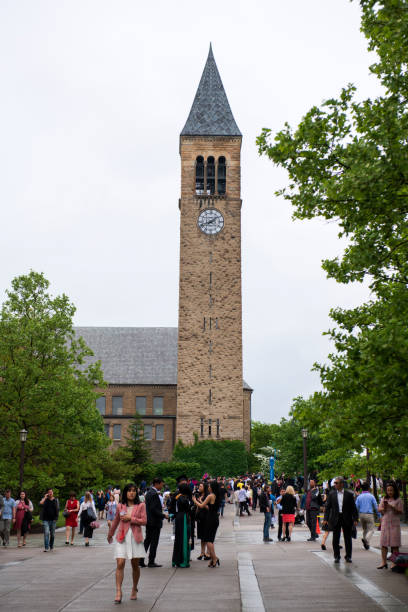 studenti e loro familiari riuniti dalla jennie mcgraw tower nel campus della cornell university - mcgraw foto e immagini stock