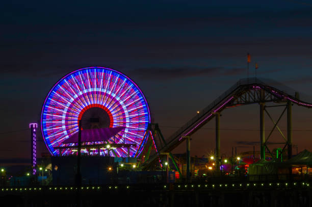 santa monica pier in der nacht - ferris wheel santa monica pier santa monica wheel stock-fotos und bilder