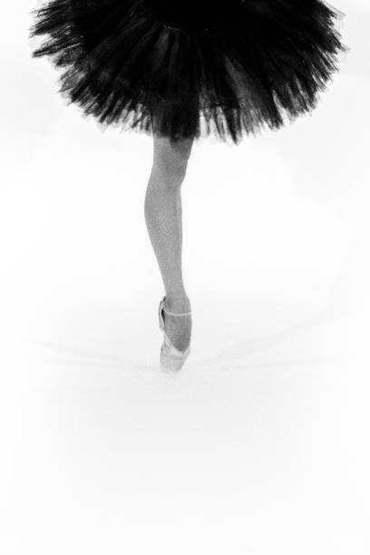 schöne ballerina tanzen in der traumwelt - nylon legs stock-fotos und bilder
