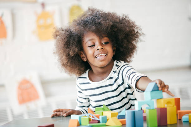 воспитание счастливого и уверенного в себе ребенка - learning education child block стоковые фото и изображения