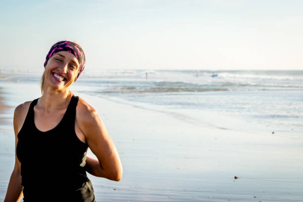 mujer ejercicio en la playa - beach sea zen like nature fotografías e imágenes de stock