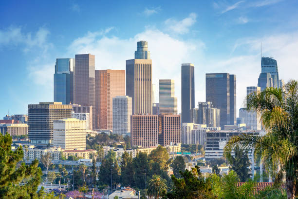 paisagem urbana no centro de los angeles, califórnia, eua em dia ensolarado - centro da cidade - fotografias e filmes do acervo