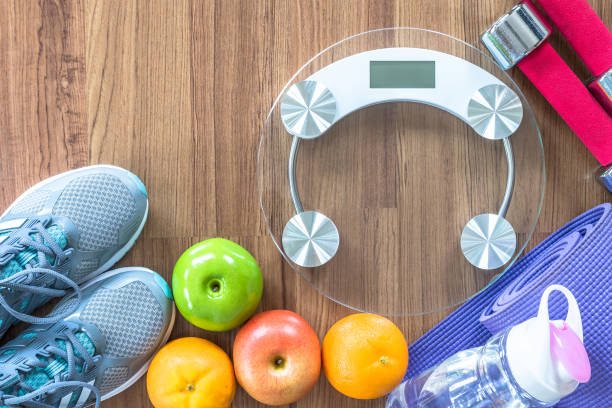 zdrowy sportowy styl życia czyste jedzenie dietetyczne z siłownią aerobik ćwiczenia ciała trening treningu sprzętu klasy - weight scale apple comparison balance zdjęcia i obrazy z banku zdjęć