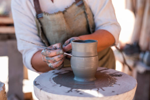 ポッターは、轆轤に土器を作成です。 - earthenware bowl ceramic dishware ストックフォトと画像