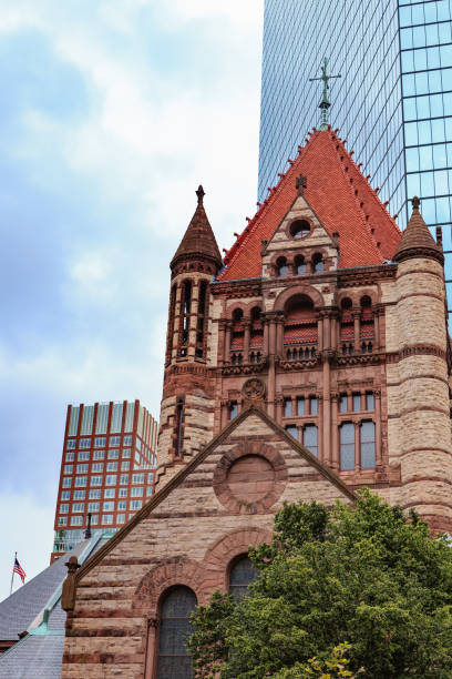Boston MA, USA - September 06, 2012: Looking above the treetops from Copley Square towards the steeple of Trinity Church in Boston, Massachusetts. The Church, completed in 1877, on the Square in the Back Bay area, just off Boylston Street is the birthplace of the Richardsonian Romanesque style of architecture. The congregation is actually much older and had it's foundation in 1733. The Church is also home to several high level choirs. Photo shot in the afternoon sunlight; vertical format. Camera: Canon EOS 5D MII. Lens: Canon EF 24-70 mm F2.8L USM boston ma, estados unidos - mirando por encima de las copas de los árboles hacia el campanario de la iglesia de la trinidad que es el lugar de nacimiento de richardsonian romanesque estilo de la arquitectura, de copley square. formato vertical; ningún pu