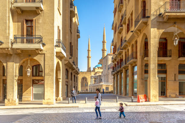 若い母と子供の背景には、青い空、ベイルート、レバノンのモスク、ベイルートの古い町で歩いて - lebanon landscape nature famous place ストックフォトと画像