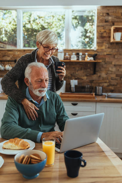 honey, find me some tasty recipe for lunch - retirement senior adult breakfast active seniors imagens e fotografias de stock