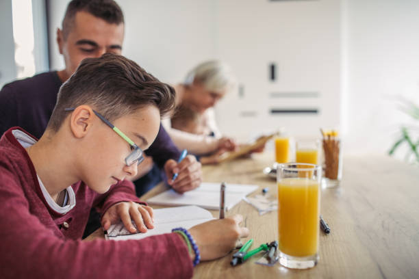 rodzice pomagający w odrabianiu lekcji - mixed age child love teamwork zdjęcia i obrazy z banku zdjęć