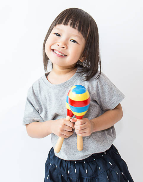マラカス、幼児プレイ グループ演奏小さなかわいいアジアの女の子 - tambourine ストックフォトと画像