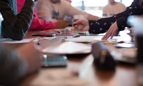 grupo de empresas con vocación de reunión de personas en el café de cafetería. jóvenes amigos jugando un juego. educación del inversionista. reunión de mba y doctorado los estudiantes practicando técnicas estratégicas. ventas y comercialización. - mobile phone coffee shop group of people women fotografías e imágenes de stock