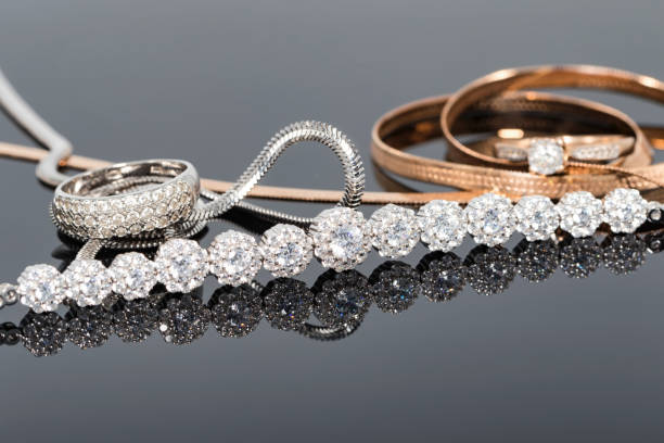elegancki niezwykły srebrny łańcuszek i złoto jewerly - gold jewelry earring bracelet zdjęcia i obrazy z banku zdjęć