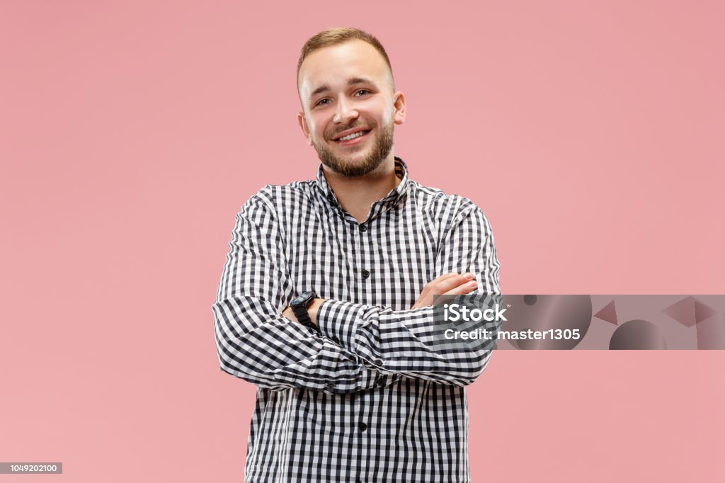 幸せなビジネスの男性立っているとピンク背景に笑みを浮かべてします。 - 30-34歳のロイヤリティフリーストックフォト