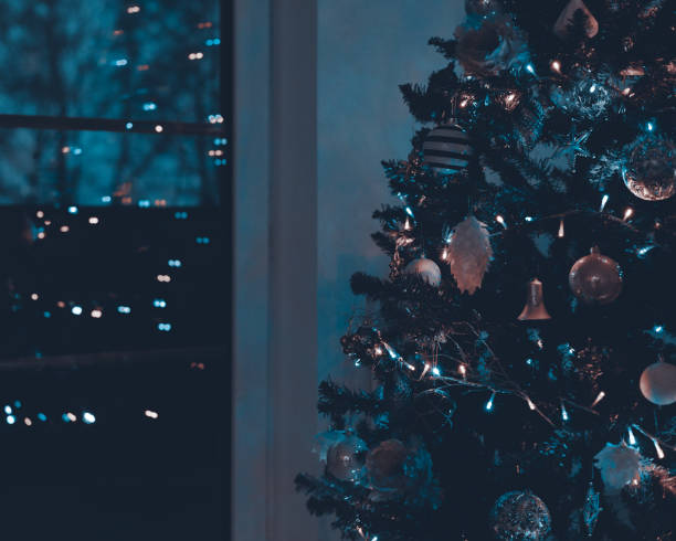 beautiful decorated and illuminated christmas tree at night. christmas interior background. - christmas lights wreath christmas blue imagens e fotografias de stock
