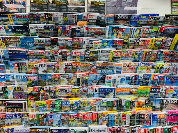 revistas alemanas en un estante de una tienda - octubre de 2018 - print magazine stack paper fotografías e imágenes de stock
