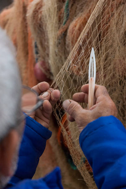 limpieza de las redes - fishermen harbor fotografías e imágenes de stock