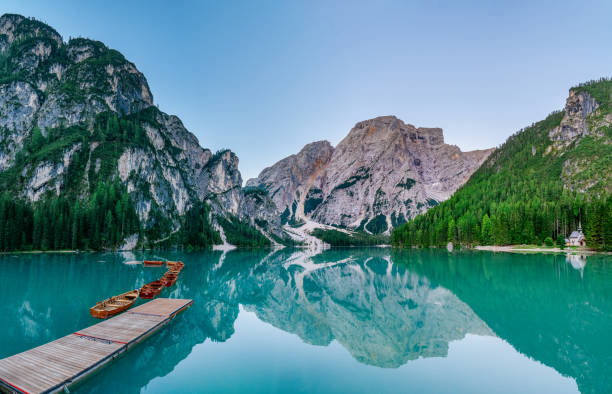 amanecer en el pragser wildsee (prags lago, lago braies, lago di braies) - european alps europe high up lake fotografías e imágenes de stock