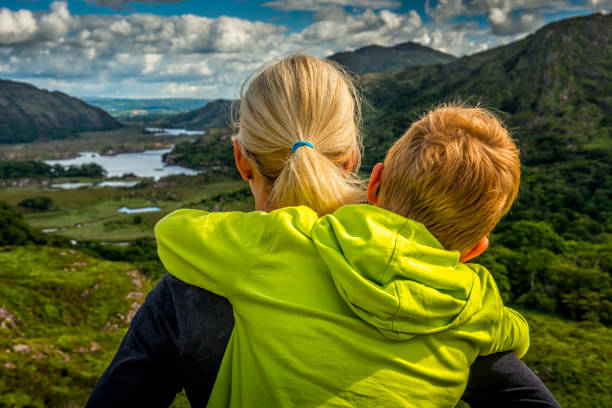 여자와 소년 넓은 아일랜드 풍경을 보고 - scenics county kerry republic of ireland irish culture 뉴스 사진 이미지