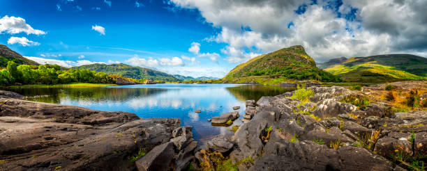 panorama de paisaje típico de irlanda - condado de kerry fotografías e imágenes de stock