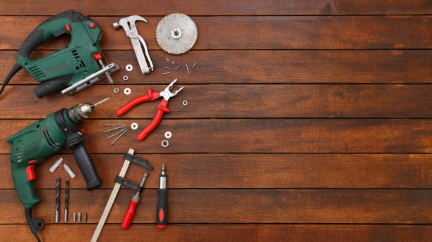 나무 테이블에 손 공구와 diy 메이커 배경 - drill power tool work tool carpenter 뉴스 사진 이미지