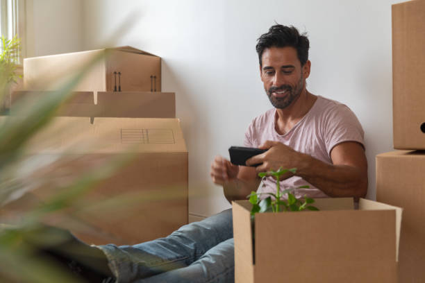istock A man moving into a new home 1049278172