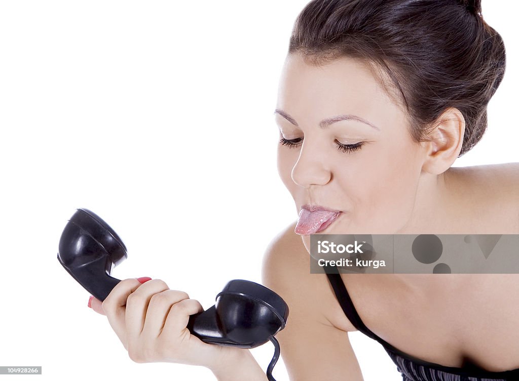Immagine luminosa di divertimento brunette mostrando la lingua di telefono - Foto stock royalty-free di Abbronzatura
