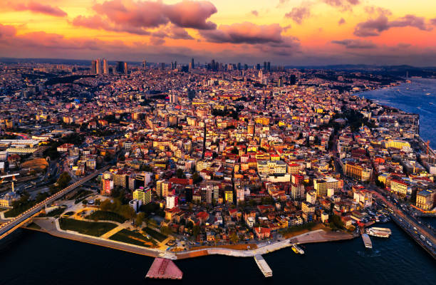 gün batımında, türkiye'de istanbul 'un havadan görünümü - haliç i̇stanbul fotoğraflar stok fotoğraflar ve resimler