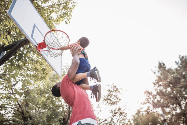 padre e figlio si divertono, giocano a basket all'aperto - action family photograph fathers day foto e immagini stock