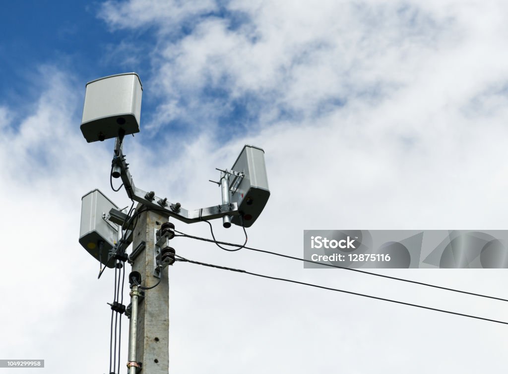 Pequeña Antena móvil en poste de concreto. - Foto de stock de Teléfono móvil libre de derechos