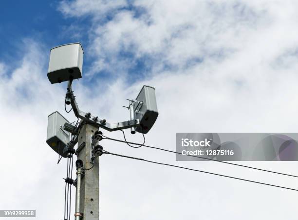 Pequeña Antena Móvil En Poste De Concreto Foto de stock y más banco de imágenes de Teléfono móvil - Teléfono móvil, Célula, Pequeño