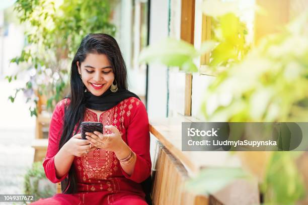 Foto de Menina Indiana Com Telefone e mais fotos de stock de Índia - Índia, Povo Indiano, Cultura Indiana