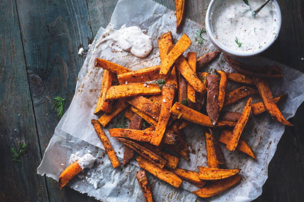 frites de patates douces aux epices cajun et saus yaourt et aneth - zoete aardappel fotos stockfoto's en -beelden