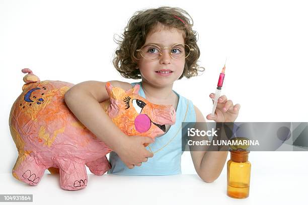 少女になり獣医豚 - 1人のストックフォトや画像を多数ご用意 - 1人, 4歳から5歳, おもちゃ