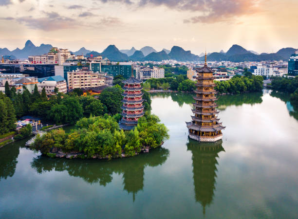 vista aerea del parco guilin con pagode gemelle in cina - guilin foto e immagini stock