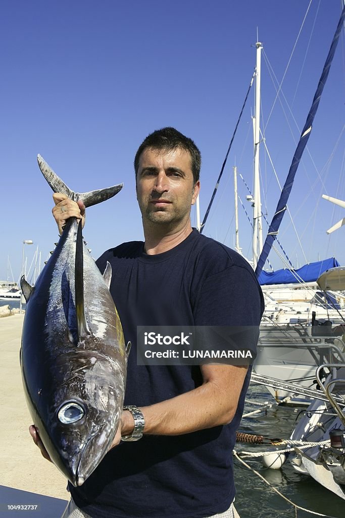 Pescatore pesca d'altura Alalonga sul Mediterraneo - Foto stock royalty-free di Tonno - Animale