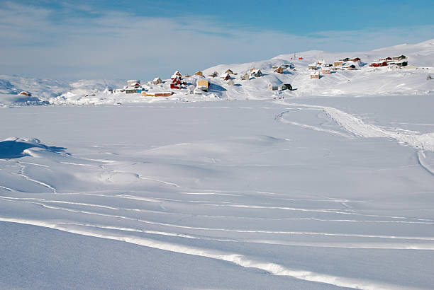 village inuit - greenland inuit house arctic photos et images de collection