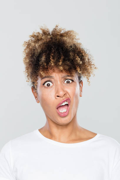 cerca de la mujer americana afro disgustada - sneering grimacing women human face fotografías e imágenes de stock