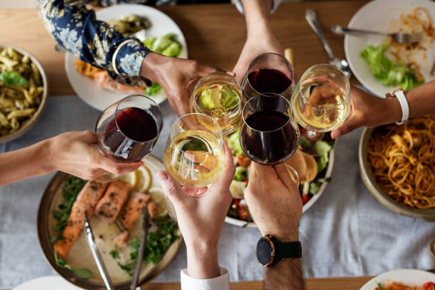 reunión con comida italiana juntos amigos - italian cuisine fotografías e imágenes de stock