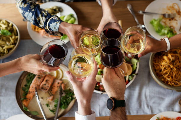het verzamelen van italiaans eten samen met vrienden - drinking wine stockfoto's en -beelden