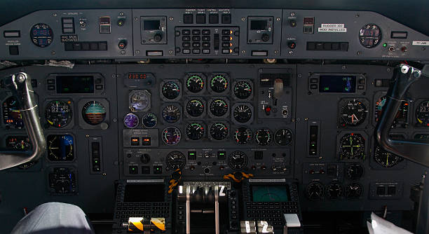 コックピット」 - airplane altitude dial speedometer equipment ストックフォトと画像