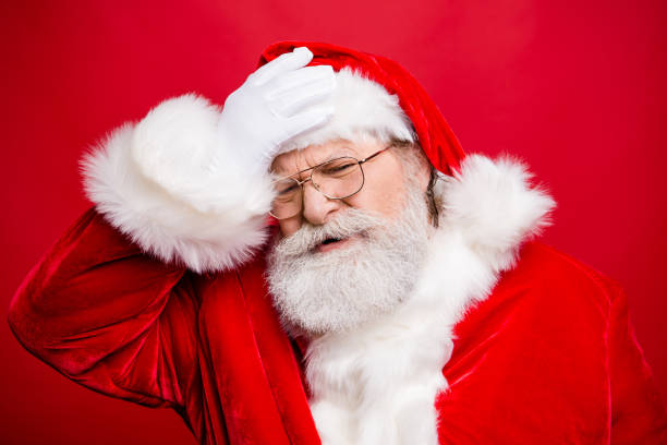 ho dimenticato la festa di noel! stanco sconvolto infelice infastidito depresso deluso scontento invecchiato elegante babbo natale guanti occhiali con smorfia tenere le mani sulla testa isolate su sfondo rosso brillante - holiday emotional stress christmas santa claus foto e immagini stock