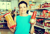 weibchen-im-shop-mit-spaghetti.jpg?b=1&s=170x170&k=20&c=2bAxPFc670qg-3fDI0HKQ31TXkL3YzkagukS_3OEfv0=
