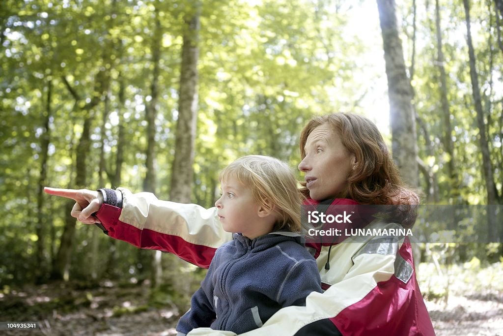 Hermosa rubia madre hija pequeña en el bosque - Foto de stock de 2-3 años libre de derechos