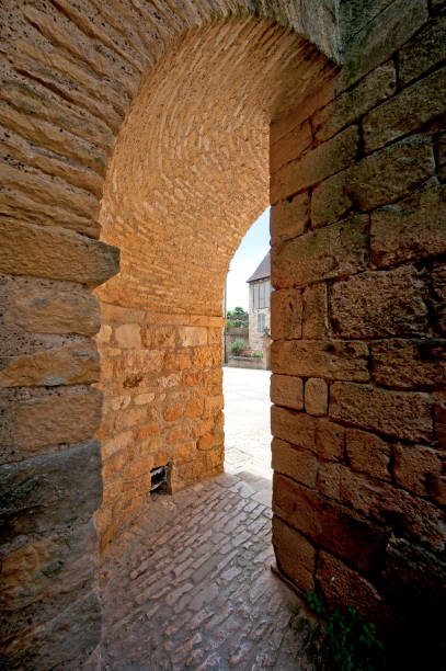 istock Archway glimpse, Sarlat, Dordogne, France 1049358090
