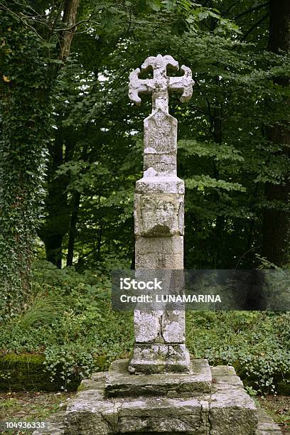 Católica Pilgrin Cruz De Pedra Em Roncesvalles - Fotografias de stock e mais imagens de Roncesvalles - Espanha - Roncesvalles - Espanha, Caminho de Santiago, Navarra