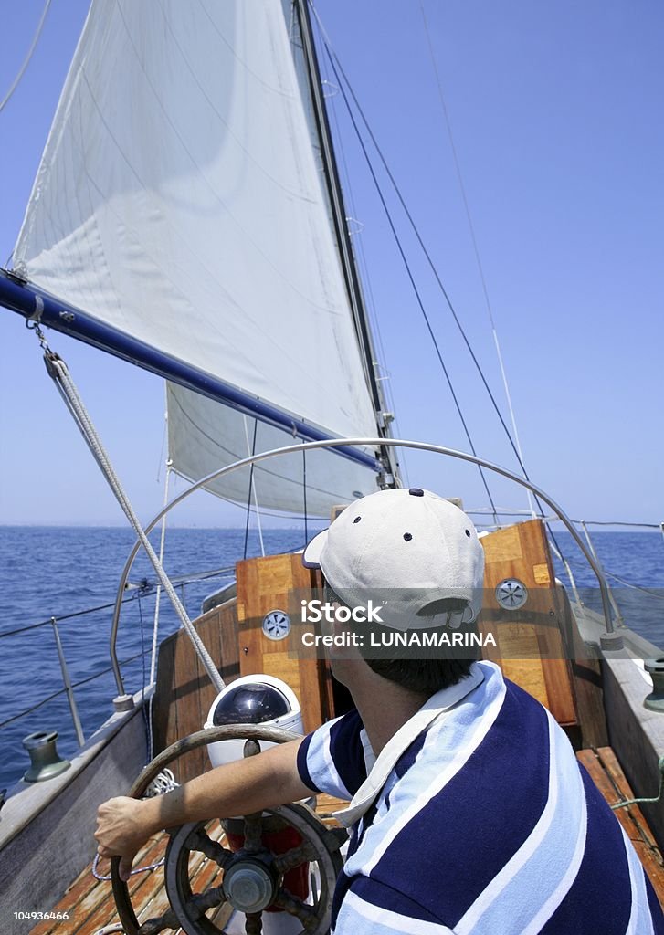 Marinero navegando en el mar. Navegación a vela sobre azul - Foto de stock de 30-39 años libre de derechos