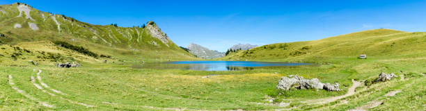 jezioro o nazwie "lake roy" i marcelli szczyt z alp francuskich - mountain valley european alps shade zdjęcia i obrazy z banku zdjęć